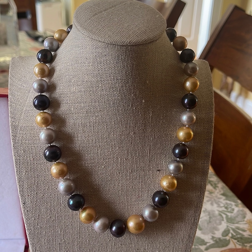 Fresh water pearl, multicolored.
